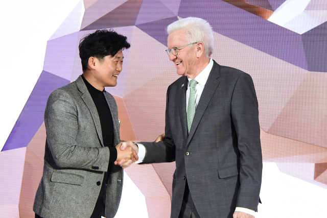 MinisterpräsidentWinfried Kretschmann (rechts) und Tianyu Yuan von CODEFY beim Landespreis für Junge Unternehmen 2024.