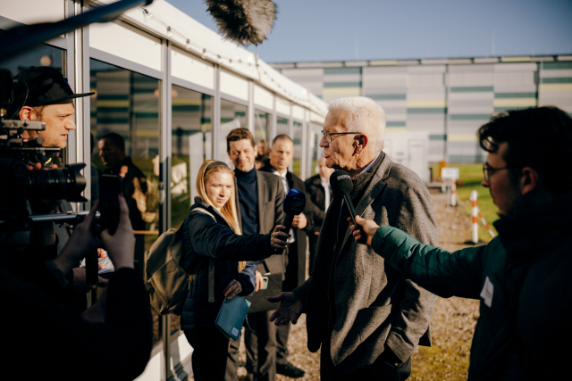 Ministerpräsident Winfried Kretschmann steht vor mehreren Kameras und spricht mit der Presse. © Staatsministerium BW | Ilkay Karakurt
