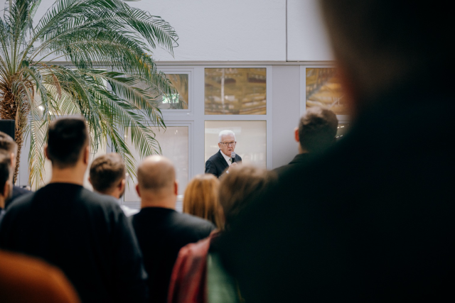 Sicht aus dem Publikum auf die Bühne, wo Ministerpräsident Winfried Kretschmann steht und eine Rede hält. Foto: Staatsministerium BW | Ilkay Karakurt