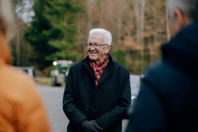 Portrait von Ministerpräsident Winfried Kretschmann. Die Aufnahme ist im Freien, im Hintergrund sind Bäume zu sehen. © Staatsministerium BW | Ilkay Karakurt 