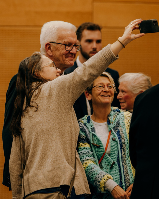 Zwei Frauen machen ein Selfie mit Ministerpräsident Winfried Kretschmann. © Staatsministerium BW | Ilkay Karakurt