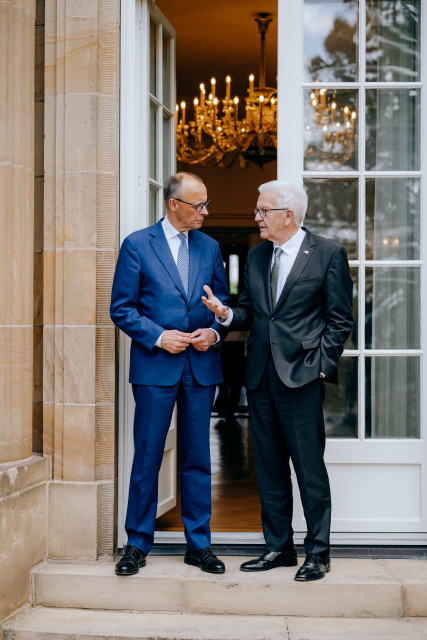 Bundeskanzler Friedrich Merz (links) und Ministerpräsident Winfried Kretschmann (rechts) auf der Terrasse der Villa Reitzenstein in Stuttgart.