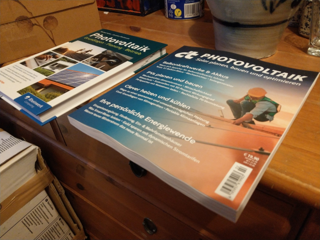 Zu sehen zwei Bücher auf einem Holztisch: Rechts "c't Photovoltaik", links "Photovoltaik - Grundlagen, Planung, Betrieb" von Michael Kofler, Christian Ofenheusle, Rheinwerk Verlag.