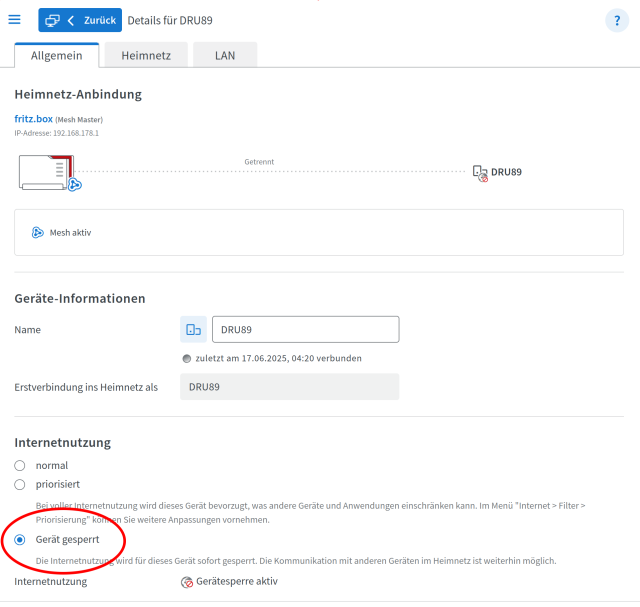 Screenshot von lokaler Fritzbox, die Detailansicht eines Geräts im Netzwerk:

Drei Abschnitte sind zu sehen: Heimnetz-Anbindung, Geräte-Informationen und Internetnutzung. 

Bei Internetnutzung ist der Punkt "Gerät gesperrt" aktiv. Dieser Punkt ist rot umrandet.