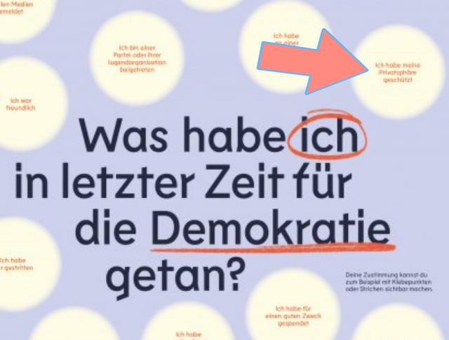 Plakat (Timer 2025/26) von der Bundeszentrale für politische Bildung mit der Aufschrift "Was habe (Hervorhebung) ich in letzter Zeit für die Demokratie getan?" Und Vorschlägen, darunter auch (markiert mit Pfeil) "Ich habe meine Privatsphäre geschützt"