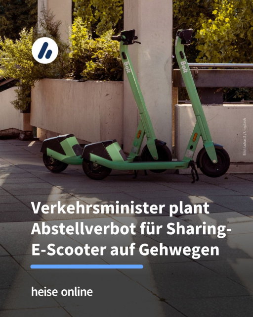 Im Bild sieht man zwei GRÜNE Sharing-E-Scooter auf einem Gehweg. Im Bild steht: "Verkehrsminister plant Abstellverbot für Sharing-E-Scooter auf Gehwegen" 
