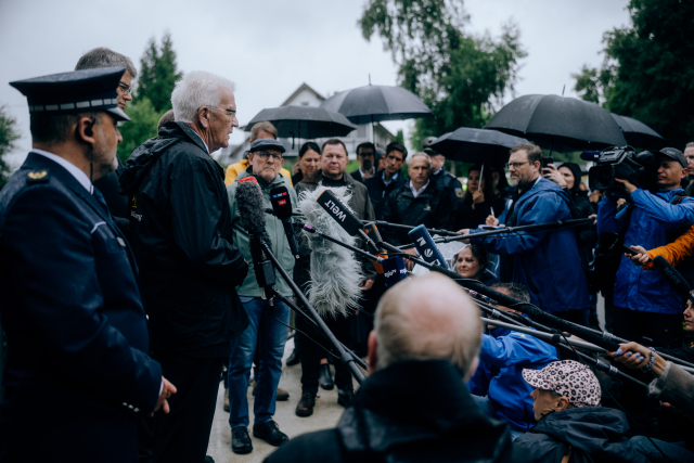 Ministerpräsident Kretschmann links im Bild. Rechts viele Pressevertreter/innen mit Kameras, Mikrofonen und Regenschirmen. 
Quelle: Staatsministerium Baden-Württemberg /Ilkay Karakurt