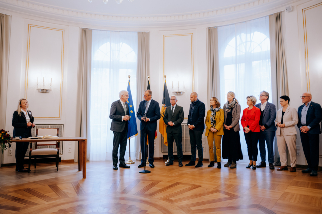 Ministerpräsident Winfried Kretschmann, Bundeskanzler Friedrich Merz und Mitglieder des Kabinetts in Stuttgart. Fotos: Staatsministerium BW / Ilkay Karakurt
