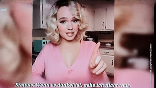 Blondine mit erhobenem Zeigefinger, spruch: Wenn es dunkel ist gehe ich nicht raus.