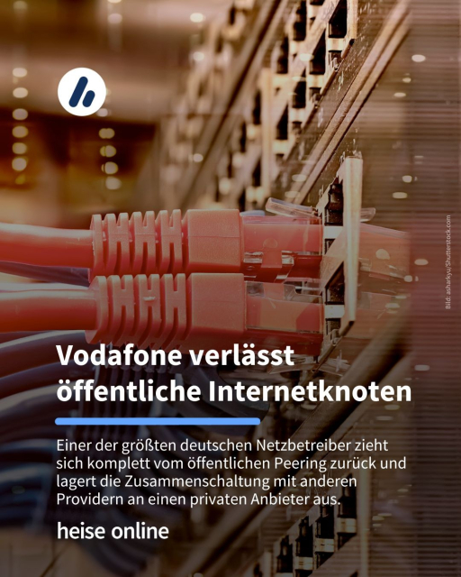 Auf dem Bild sind mehrere Netzwerkstecker zu sehen, die in einem Server stecken. Im Bild steht: "Vodafone verlässt öffentliche Internetknoten" dadrunter steht: "Einer der größten deutschen Netzbetreiber zieht sich komplett vom öffentlichen Peering zurück und lagert die Zusammenschaltung mit anderen Providern an einen privaten Anbieter aus."