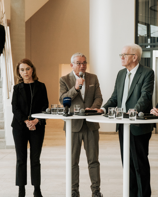 Wissenschaftsministerin Olschowksi (links), Innenminister Strobl (mitte) und Ministerpräsident Kretschmann (rechts) beim Presse-Statement stehend
