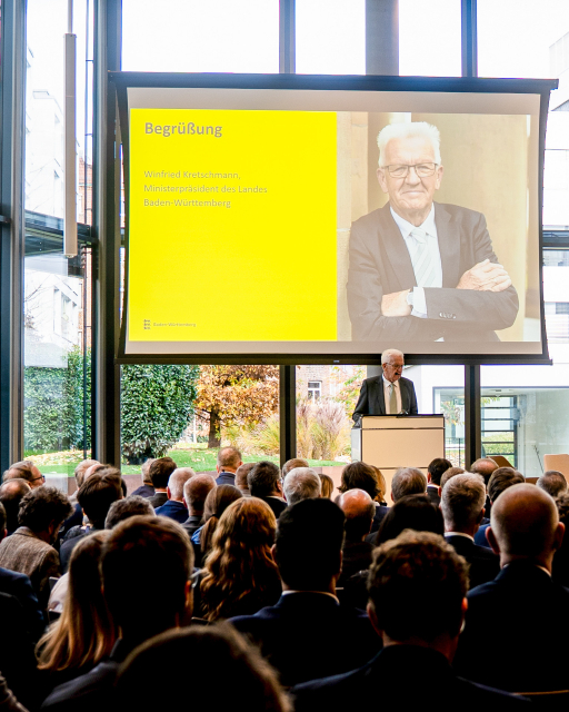 Ministerpräsident Kretschmann auf dem Podium des Events am Sprecherpult