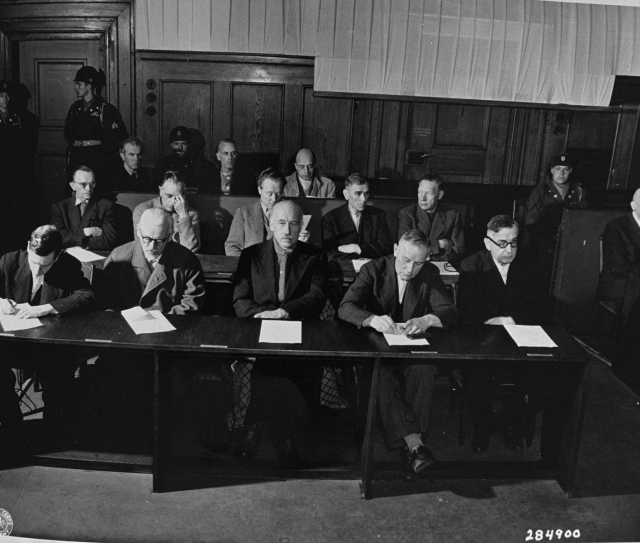 Das Bild zeigt den I.G.-Farben-Prozess, einen der zwölf Nürnberger Nachfolgeprozesse. Im Bild die Angeklagten und ihre Verteidiger im Gerichtssaal.