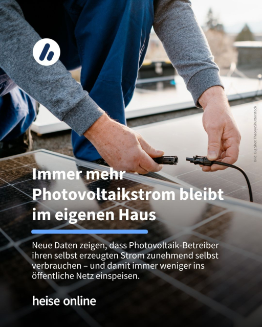 Das Bild zeigt eine Person, die eine Photovoltaikanlage anschließt. Im Bild steht: "Immer mehr Photovoltaikstrom bleibt im eigenen Haus" dadrunter steht: "Neue Daten zeigen, dass Photovoltaik-Betreiber ihren selbst erzeugten Strom zunehmend selbst verbrauchen – und damit immer weniger ins öffentliche Netz einspeisen."