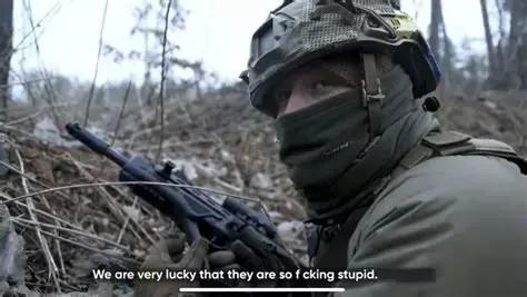 Meme eines ukrainischen Soldaten, der über die Russen spricht: Wir haben großes Glück, dass sie so verdammt dumm sind.