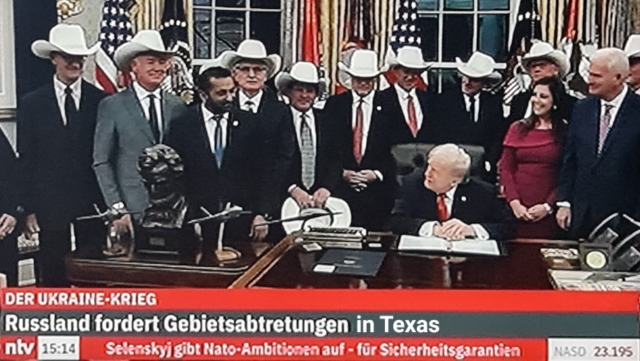 ntv Nachrichten trump an seinem Schreibtisch, eine ganze Horde Männer in Anzügen, mit weissen Cowboyhüten hinter ihm, unterschreibt wohl irgendein dekret. Textzeile: Russland fordert Gebietsabtretungen, hinzugefügt: in Texas