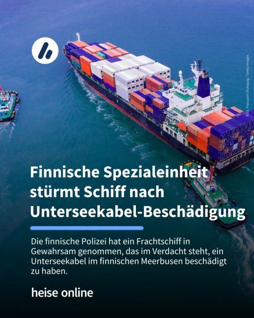 Das Bild zeigt ein Frachterschiff. Im Bild steht: "Finnische Spezialeinheit stürmt Schiff nach Unterseekabel-Beschädigung" dadrunter steht: "Die finnische Polizei hat ein Frachtschiff in Gewahrsam genommen, das im Verdacht steht, ein Unterseekabel im finnischen Meerbusen beschädigt zu haben."