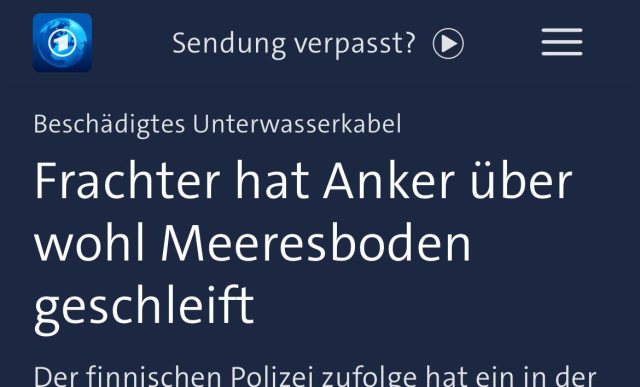 Screenshot der Artikelüberschrift: „Frachter hat Anker über wohl Meeresboden geschleift“