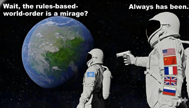 „Always Has Been“-Meme-Variante: Ein Astronaut mit einer UN-Flagge fragt, ob die regelbasierte Weltordnung eine Illusion ist. Hinter ihm steht ein Astronaut mit Flaggen des UN-Sicherheitsrats, der mit einer Waffe auf ihn zielt und antwortet: „Always has been.“