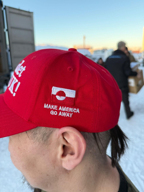 rotes Baseball cap mit Fahnen-Logo Grönlands und dem Spruch "Make America go away"