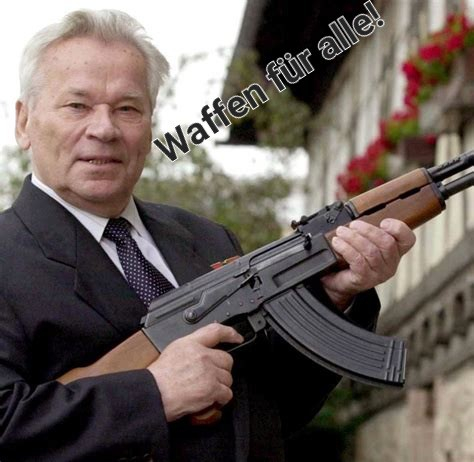 Älterer Herr im Anzug mit kalaschnikow in Händen guckt freundlich. Könnte chef einer waffenfabrik sein. Spruch: Waffen für alle! 